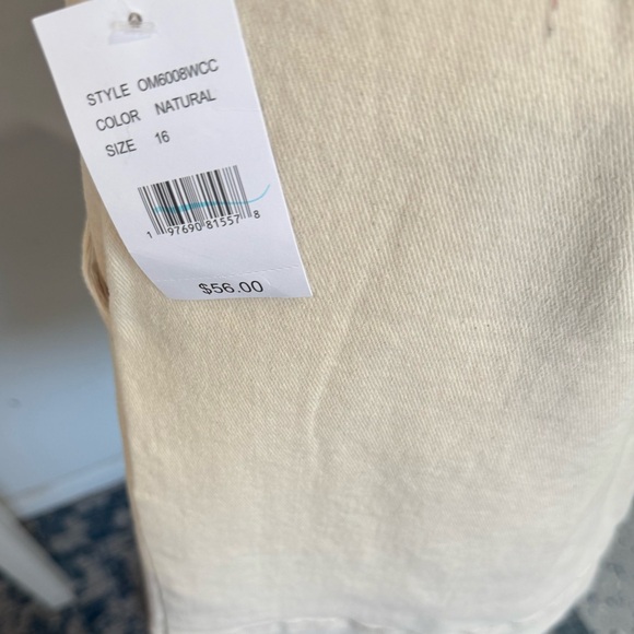 Cream Pleated Short - Picture 3 of 6